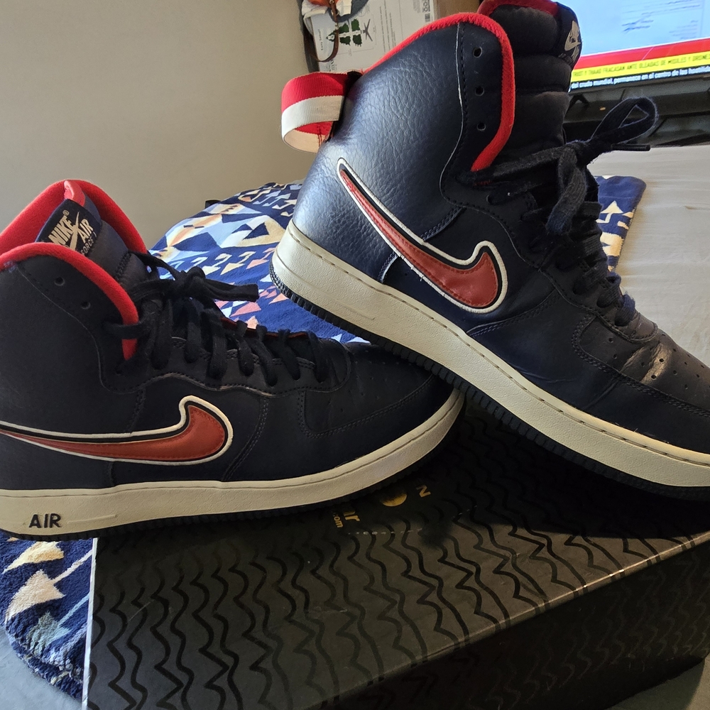 NIKE AIR FORCE 1 HIGH '07 LV8 NBA DREAM TEAM Size 12.5 Navy Red AV3938-400